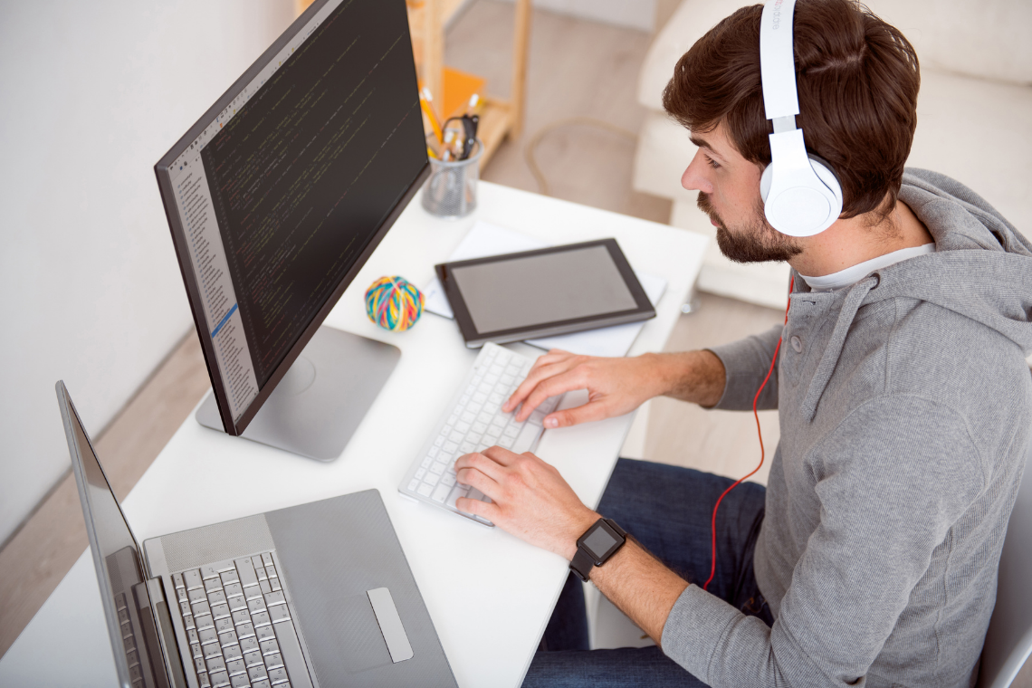 Работа цсв. Find work. CG man looking in Computer.